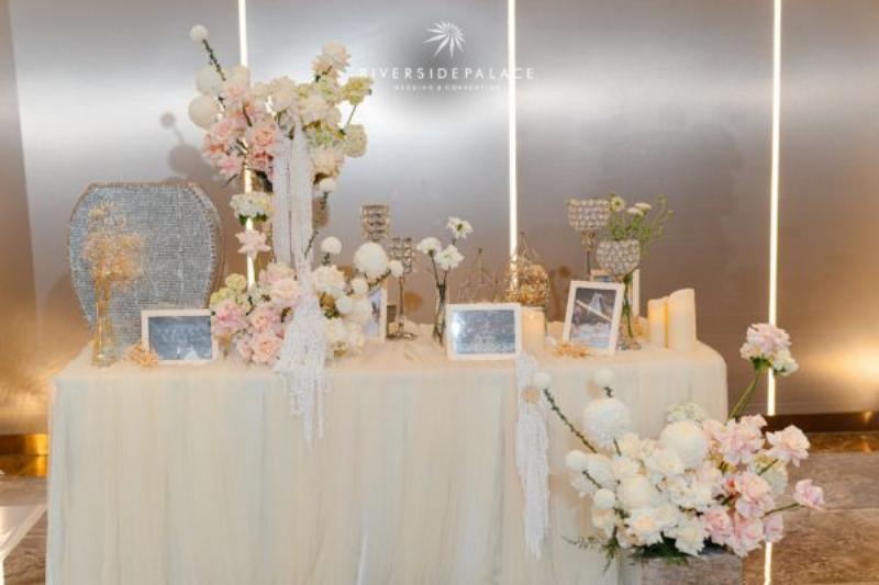 Một bó hoa Oải Hương tím mộng mơ đặt trên bàn gỗ, toát lên vẻ thanh bình và tinh tế, gợi cảm giác thư giãn